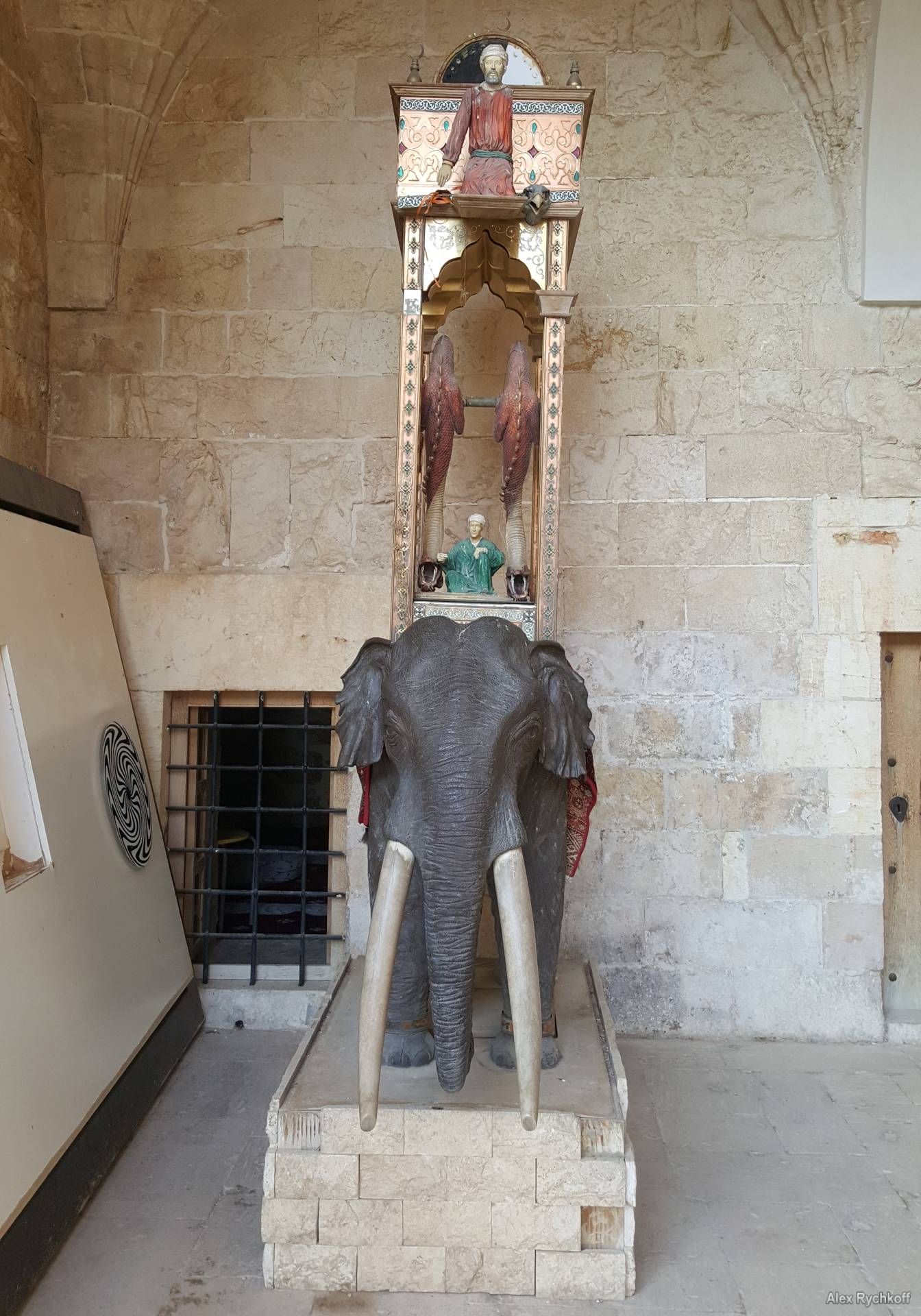 An elephant clock Реплика оригинальных часов со слоном из медресе Касымие