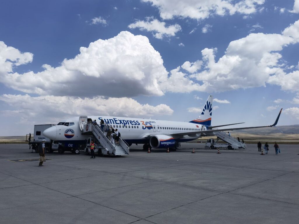 Самолёт авиакомпании SunExpress в классической ливрее, аэропорт города Карс, Турция
